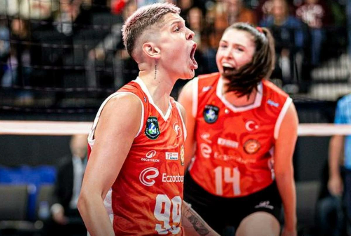 sitewebvolei's tweet card. A primeira rodada do Campeonato Turco feminino de vôlei teve vitórias do Eczacibasi e do Fenerbahce neste domingo