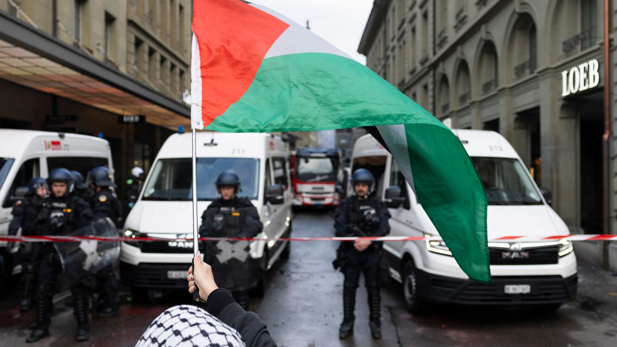 Frosch_Invest's tweet card. Der Verband Schweizerischer Polizei-Beamten verurteilte in einer Medienmitteilung die Gewalt gegen Polizeikräfte in Bern und fordert nun härtere Strafen für gewaltbereite Demonstrierende