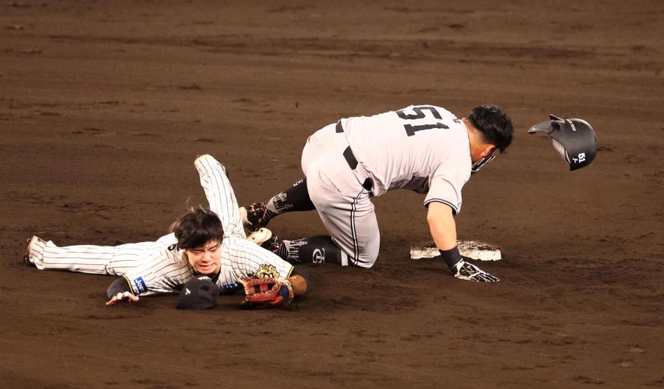 beetube_beetube's tweet card. 「阪神５－４巨人」（３１日、甲子園球場）　阪神の二塁手・中野が九回２死、一塁走者の浅野と交錯するアクシデント。ベンチへ引きあげ、そのまま植田と緊急交代した。