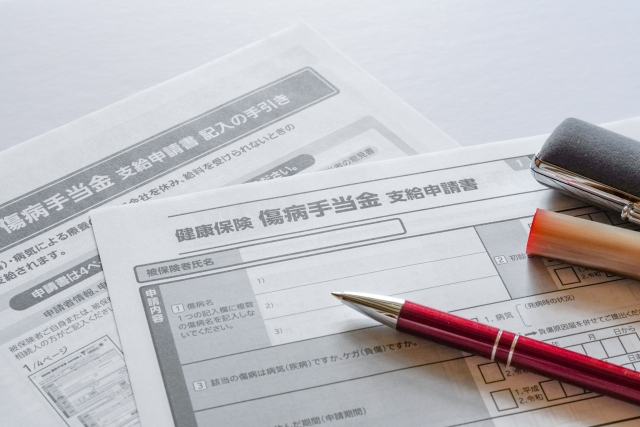 web_notebook's tweet card. 就業不能保険と傷病手当金の違いや併用方法を徹底解説。会社員・フリーランス別に不足分を補う最適な設計ポイントを紹介します。