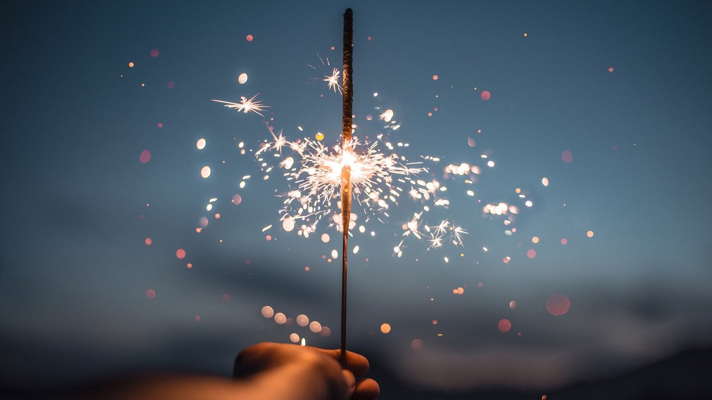 weltderphysik's tweet card. Ob an Silvester oder zum Geburtstag: Wunderkerzen erfreuen Groß und Klein – sind aber durchaus mit Vorsicht zu genießen.