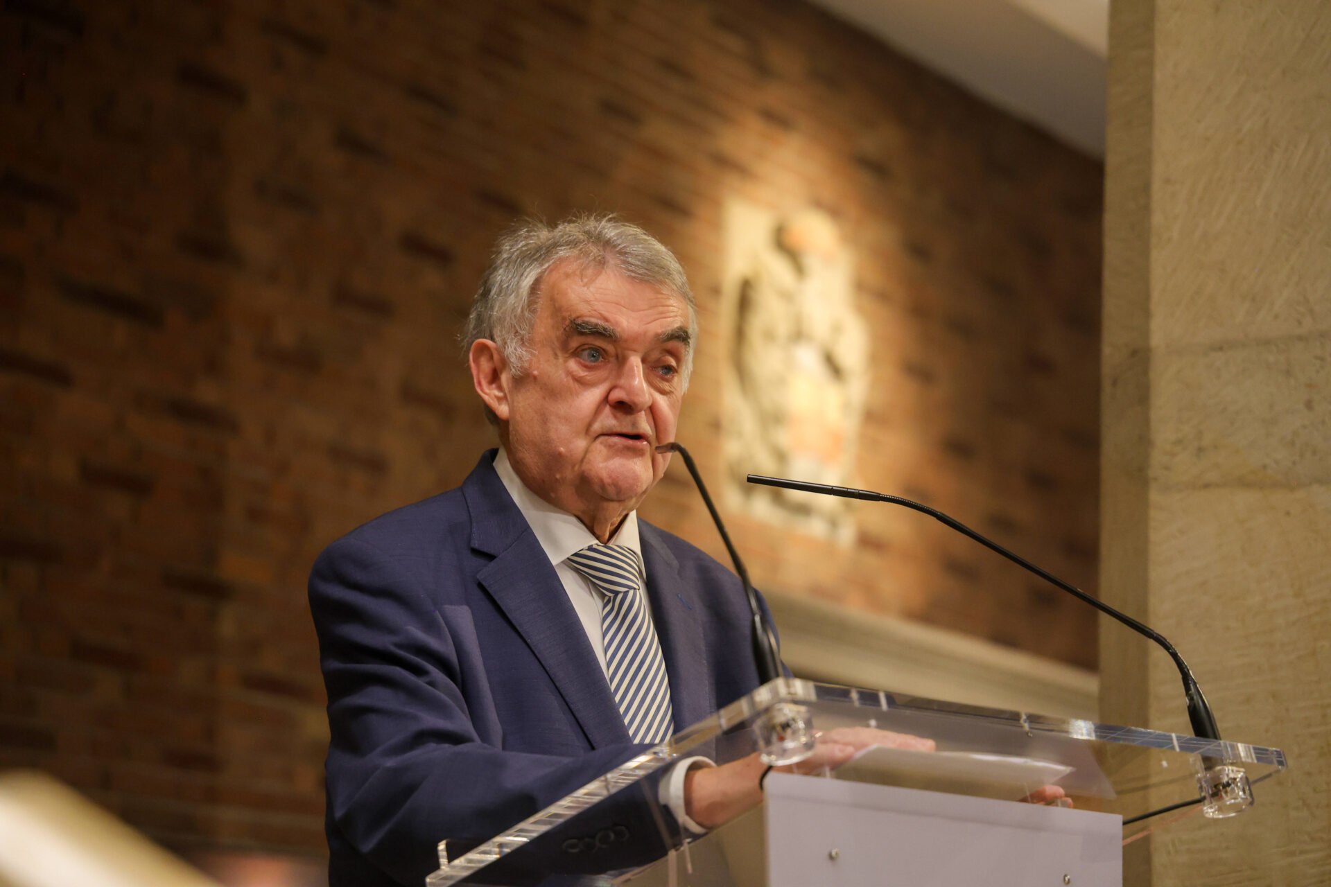 apollo_news_de's tweet card. Nordrhein-Westfalens Innenminister Herbert Reul sieht als Ursache der Kriminalität von Migranten, dass diese unser Rechtssystem nicht kennen und ihnen niemand das Rechtssystem in Deutschland erklärt...