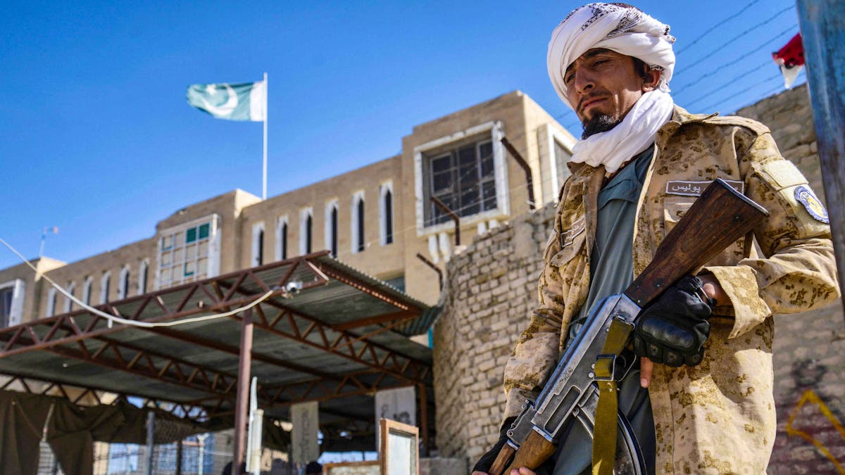lessentielde's tweet card. Seit Pakistan am Donnerstag Luftangriffe gegen Ziele in Afghanistan geflogen ist, eskaliert der Konflikt. Am Sonntag wurden Dutzende Tote gemeldet.