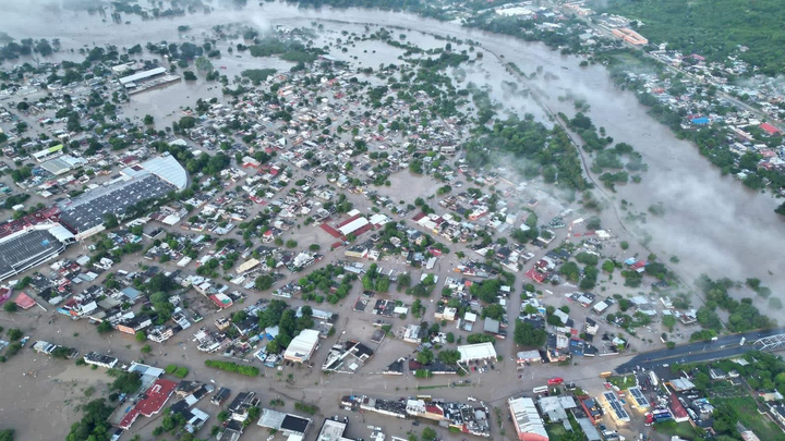 AdrianaSantes2's tweet card. Hola bendiciones para todos este recaudación son para ayudar a los damnificados en el estado de Verac… Vera Cruz necesita tu apoyo para Inundaciones Veracruz