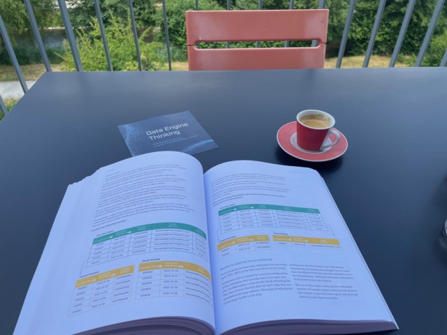 Orcl_Analytics's tweet card. If you are planing to develop a new data warehouse or replace an existing one, the book “Data Engine Thinking” is a good choice to read. Also if you are interested in data architecture, data modell…