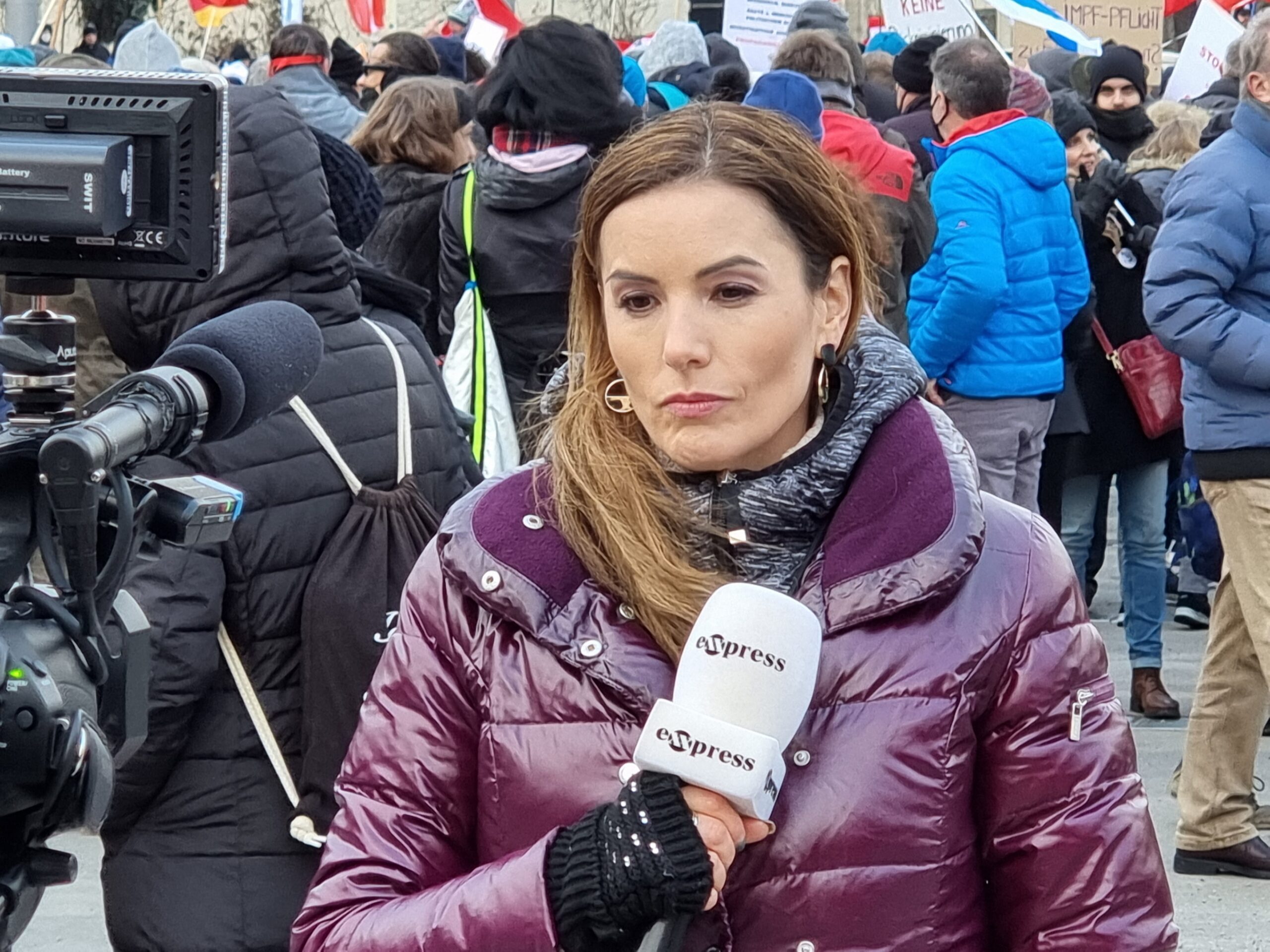 RecursionError's tweet card. Exxpress ist der Österreich-Ableger der deutschen Propaganda-Schleuder Nius. Getragen wird Exxpress von rechten ÖVP-Kreisen rund um Ex-Kanzler Kurz. Die Republik Österreich finanziert das auch noch:...