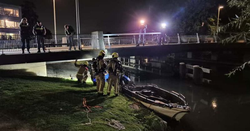 Drie bootjes volledig in brand bij brug