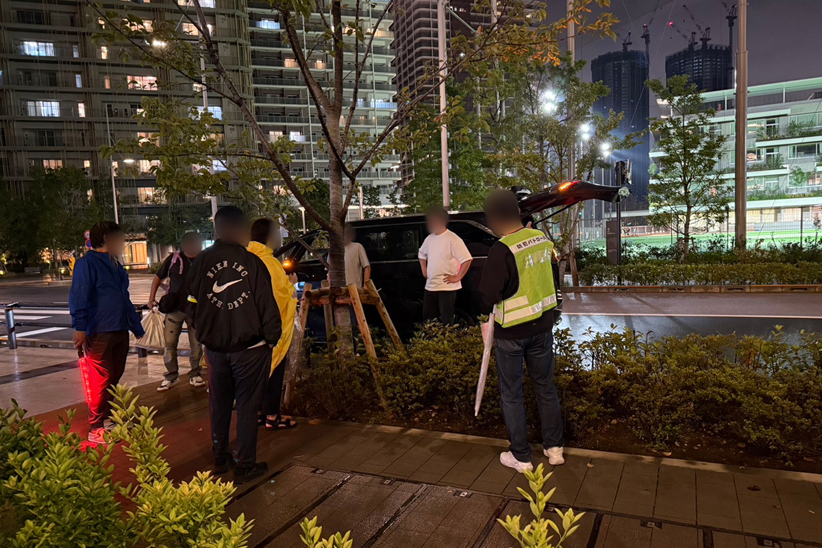 JmaxTopics's tweet card. 　東京五輪の選手村を改修したマンション群「HARUMI FLAG（晴海フラッグ）」で異変が起きている。規約上民泊が禁止されている晴海フラッグでは、組織化されたグループの運営する「違法民泊」や「違法白タ...