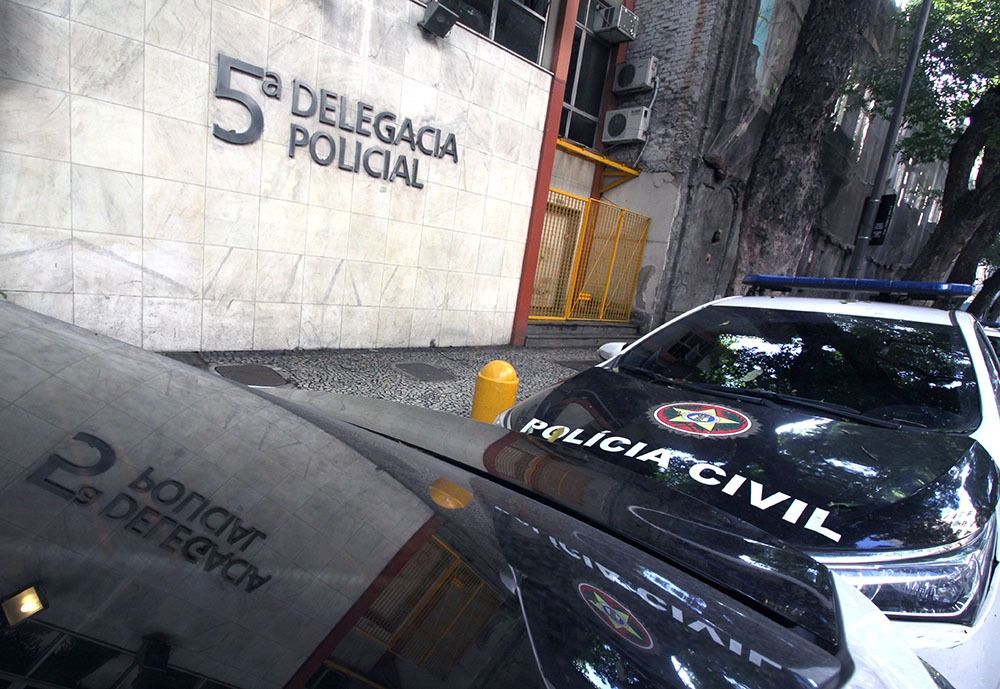 agendadopoder's tweet card. Agressor, de 67 anos, esfaqueou a vítima pelas costas e foi capturado em Santa Teresa