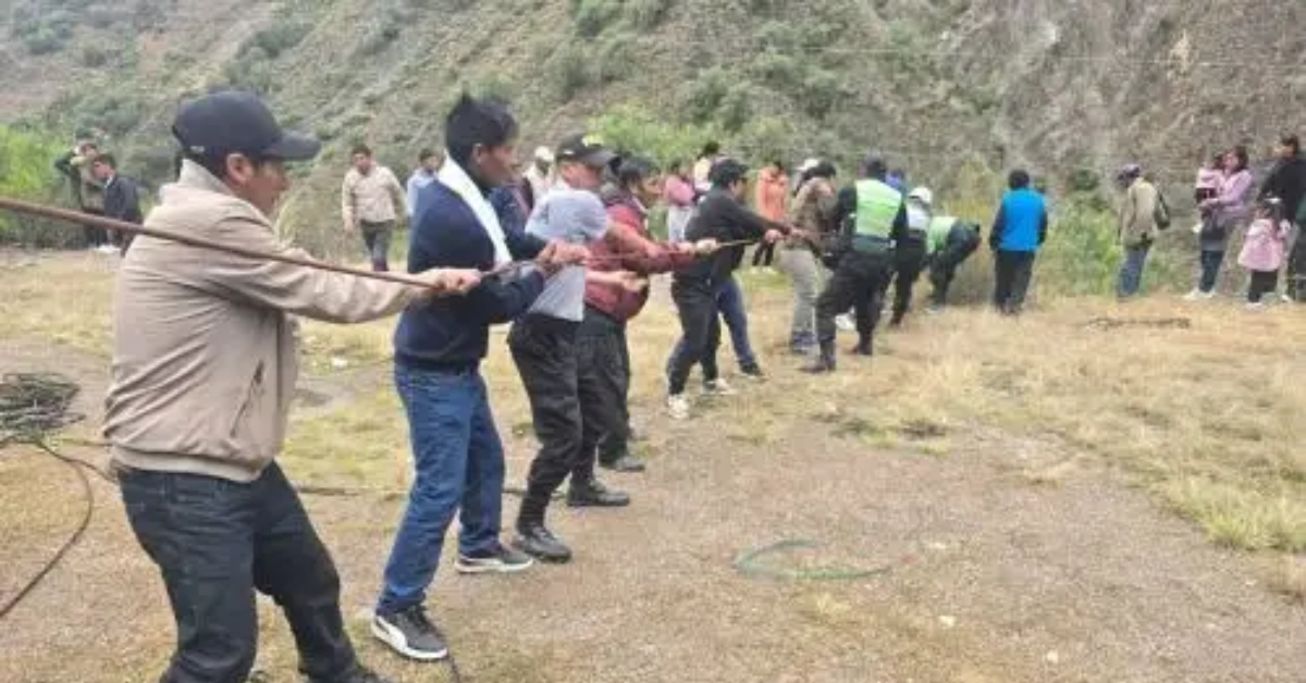 exitosape's tweet card. Siete personas resultaron fallecidas tras la caída de un vehículo en el río Mantaron, en Huancavelica. El conductor de la unidad habría perdido el control, según la investigación policial.