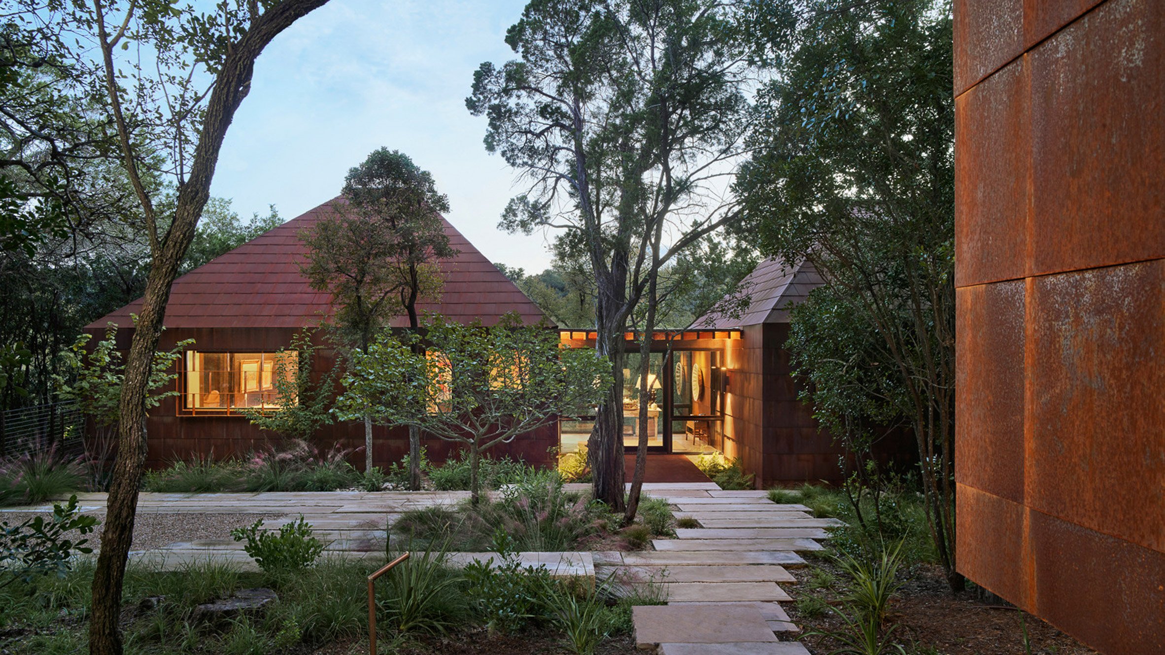segment_im's tweet card. Following the popular Rusty House in London, we've collected 10 residential buildings with striking Corten-steel facades in this roundup.