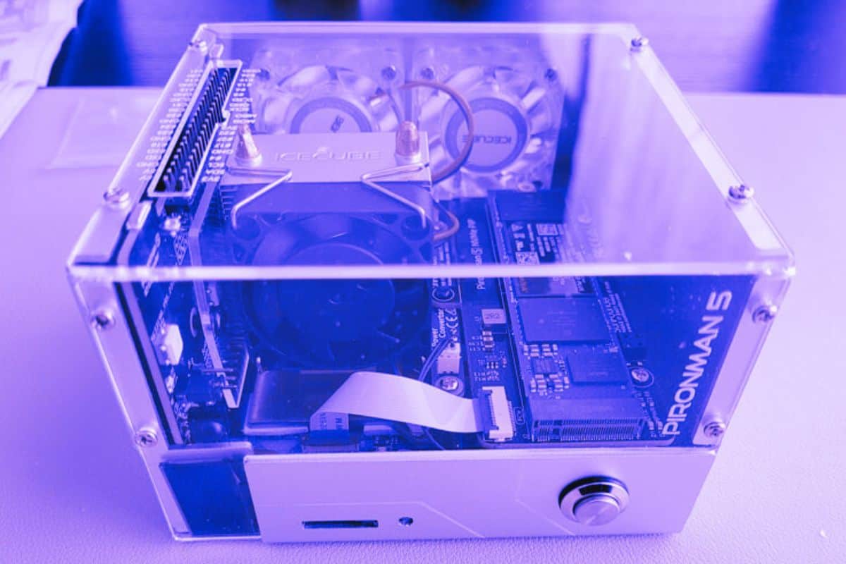 RaspberryTipsFR's tweet card. Le Pironman 5 est un magnifique boîtier pour Raspberry Pi qui transforme visuellement votre Pi en PC de jeu (boîtier transparent avec des LED RGB). Il est compatible avec le Raspberry Pi 5 et a le...