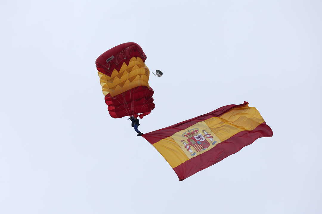diario_red_'s tweet card. Como cada año, Madrid acoge el desfile militar de la Fiesta Nacional. La Plaza de Colón se inunda de banderitas de España, camisas, polos, chalecos y niños llamados Beltrán