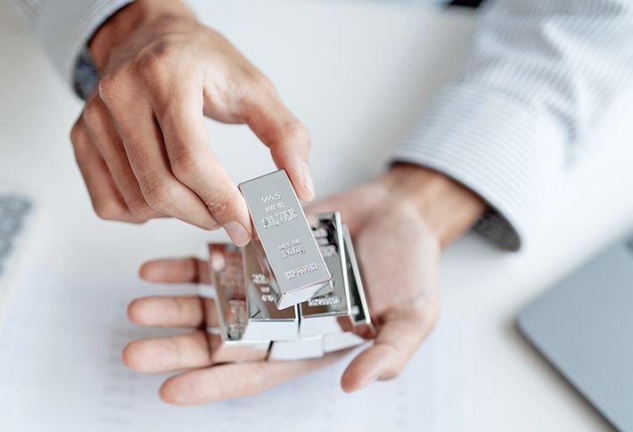 TruthToolbox's tweet card. Silver prices hit Rs 1.67 lakh a kg; buyers offer Rs 3,000 premium but metal remains out of stock; traders stop phone bookings