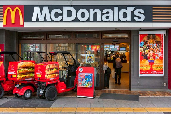 WorkNoteLog's tweet card. 　マクドナルドに転売ヤーが殺到した件は記憶に新しい。8月にハッピーセットのおまけとして「ポケモンカード」を付け、転売目的で購入する人たちが殺到した。店舗に行列ができて子ども連れが購