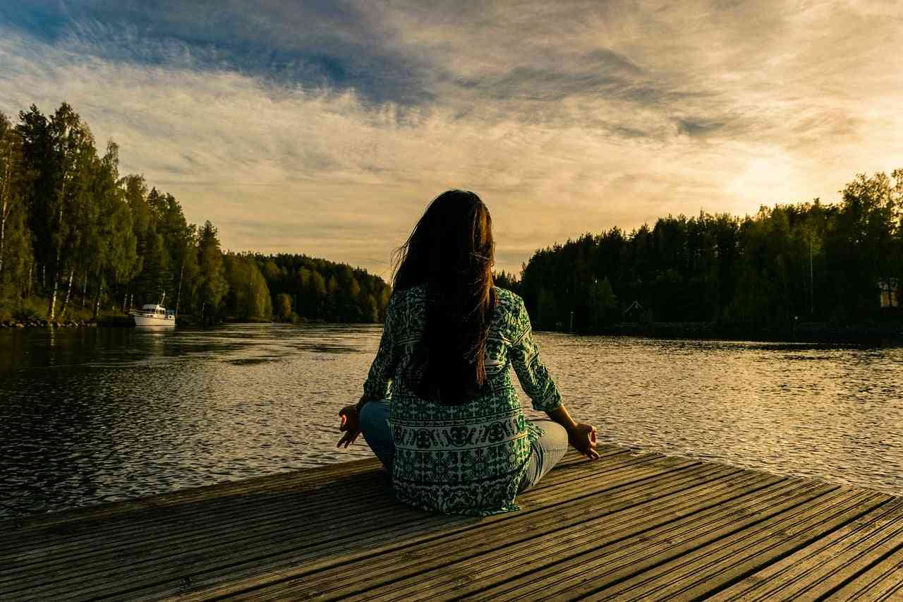 AbilityToolbox's tweet card. Mindfulness practices can help you cope with the stress and pain of chronic illness by spending a few minutes per day using these techniques.