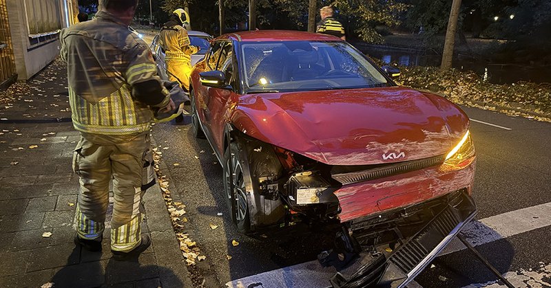 Automobilist crasht tegen twee woningen in Gouda