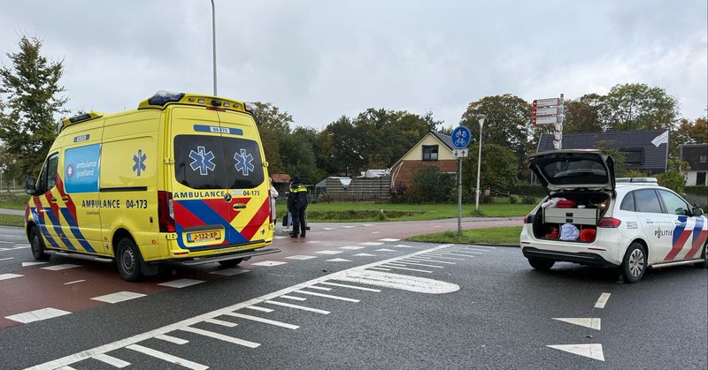 Fietser gewond bij aanrijding op rotonde in Raalte, automobilist rijdt weg