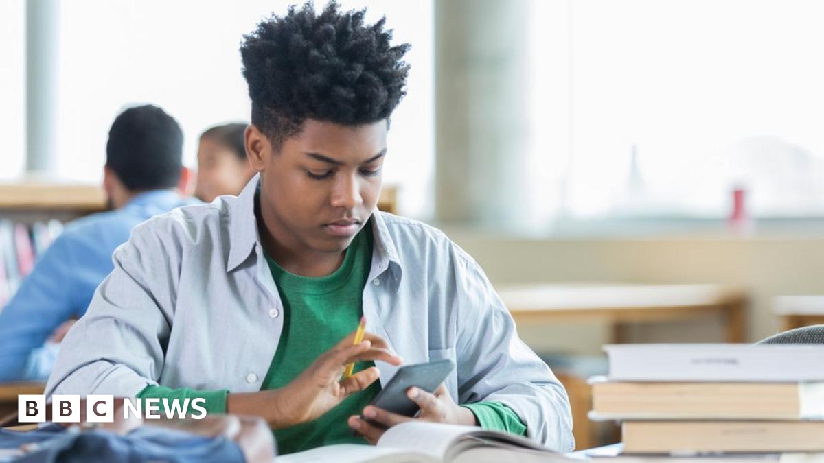 Livingstone_S's tweet card. Secondary schools are being asked to restrict devices to try and improve students' learning.