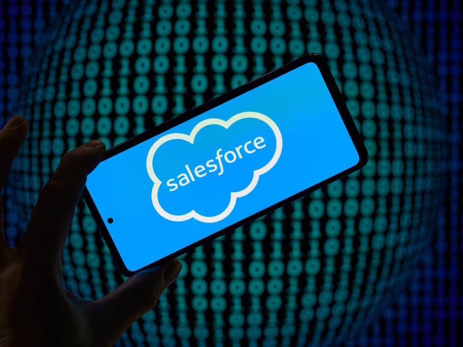 labunix's tweet card. 「Scattered Lapsus$ Hunters」と名乗るハッカー集団が、Salesforceを利用する企業から約10億件の顧客情報を窃取したと主張し、ダークウェブ上で公開を予告している。