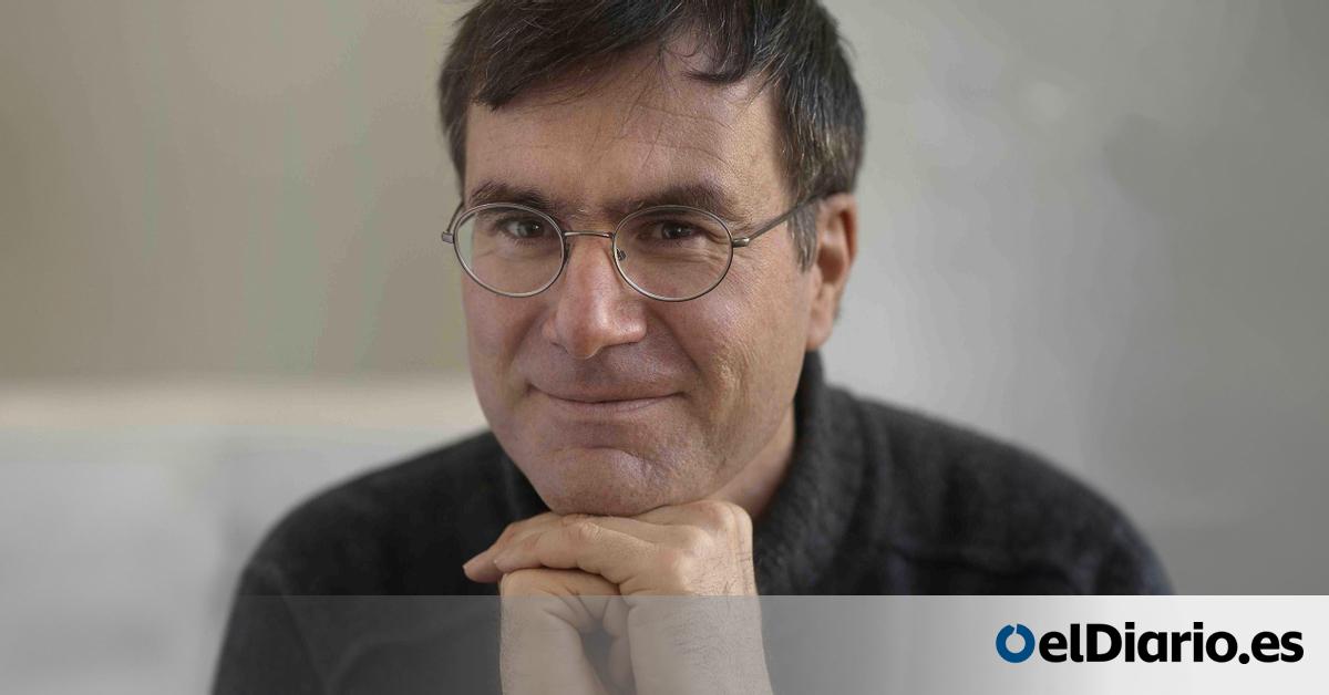 eldiarioes's tweet card. El escritor alemán describe con detalle en su libro 'El Tiempo' la paradójica sensación de que nos faltan las horas a pesar de vivir en una época con menos obligaciones que las anteriores