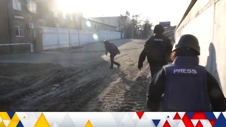SkyNews's tweet card. On Monday, near Kyiv, chief correspondent Stuart Ramsay and his team were attacked. Camera operator Richie Mockler took two rounds to his body armour, Stuart was wounded. Their experience illustrates...