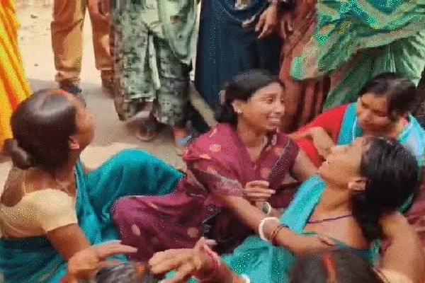 joharliveonweb's tweet card. कोडरमा जिले के नवलशाही थाना क्षेत्र के पुरनाडीह गांव में सोमवार सुबह एक व्यक्ति गंभीर रूप से घायल अवस्था में मिला। घायल की पहचान 45 वर्षीय