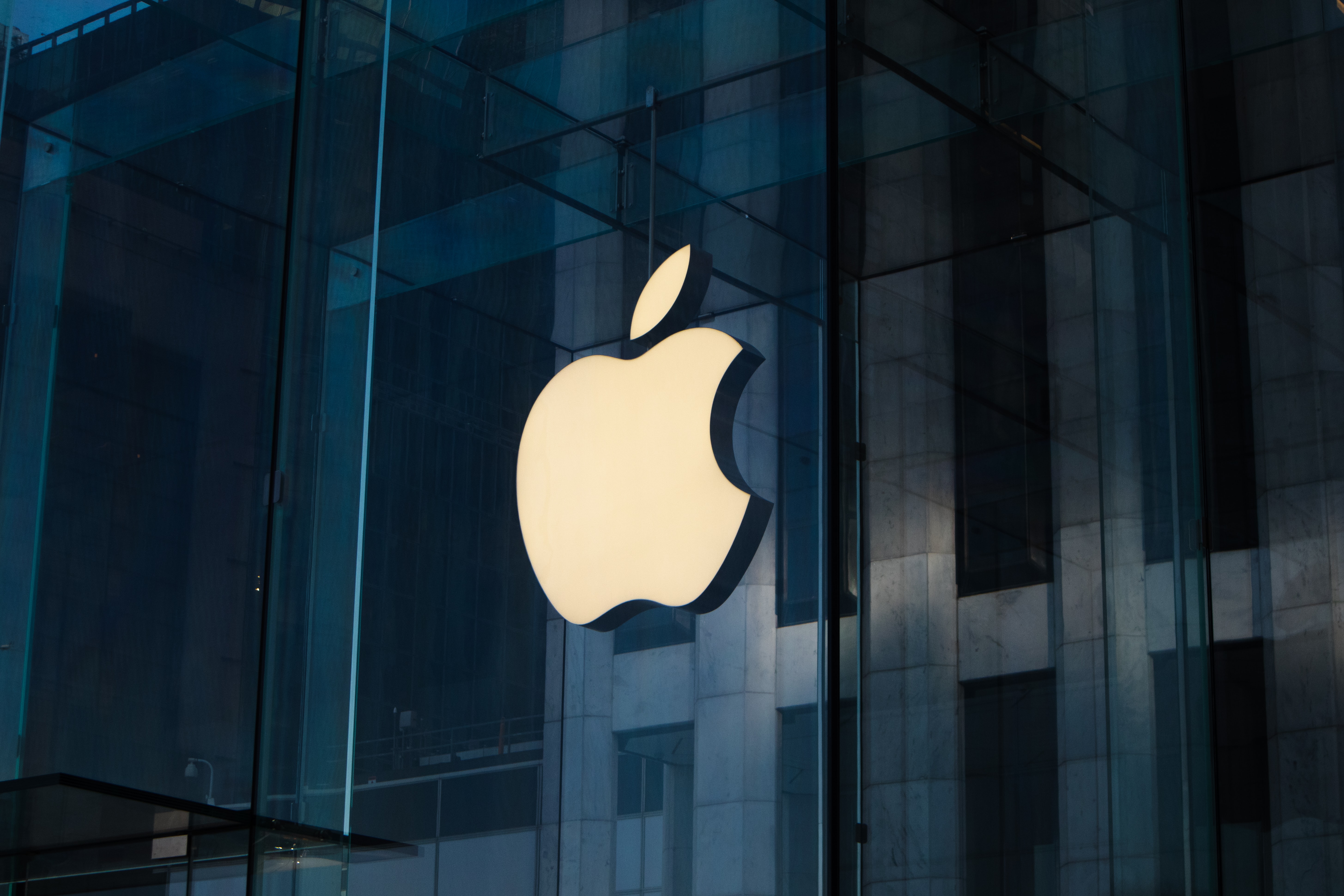 ACM2E's tweet card. Apple a détaillé les mesures prises pour informer les utilisateurs victimes de cyber-espionnage d'État.