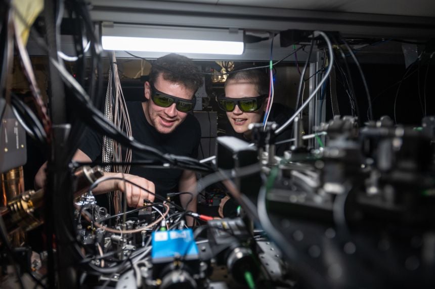 quantum_magazin's tweet card. Oxford physicists link two quantum computers with light, paving the way for scalable distributed quantum computing.