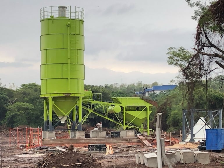 CAPIHE_OFICIAL's tweet card. La instalación de una planta hormigonera de una firma extranjera, en la zona residencial de la compañía Zárate Isla de la ciudad de Luque, preocupa a vecinos y al gremio de la industria del hormigón....