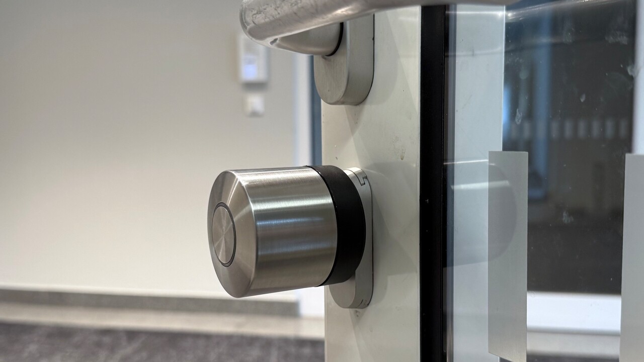 ComputerBase_T's tweet card. Das Nuki Smart Lock Ultra ist 3x schneller, 3x kleiner und endlich auch leiser. Das völlig neue elektronische Türschloss überzeugt im Test.