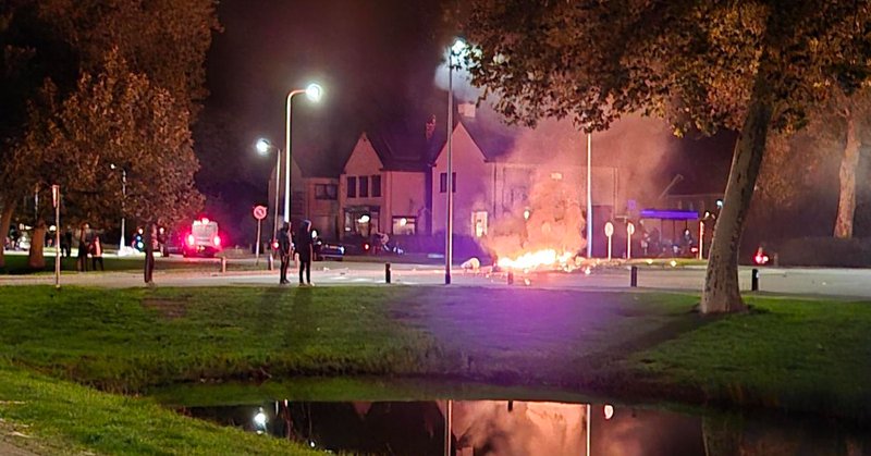 Jeugd sticht brand en steekt vuurwerk af bij 'relrotonde' Urk