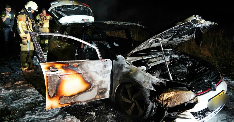 Auto vliegt al rijdend in de brand in Nieuwlande