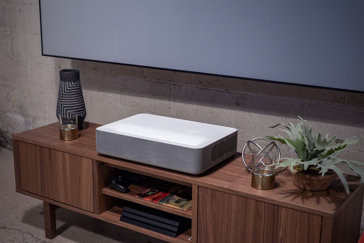 AndroidInPlace's tweet card. Four reasons why you need to get an ultra short throw VAVA 4K projector now