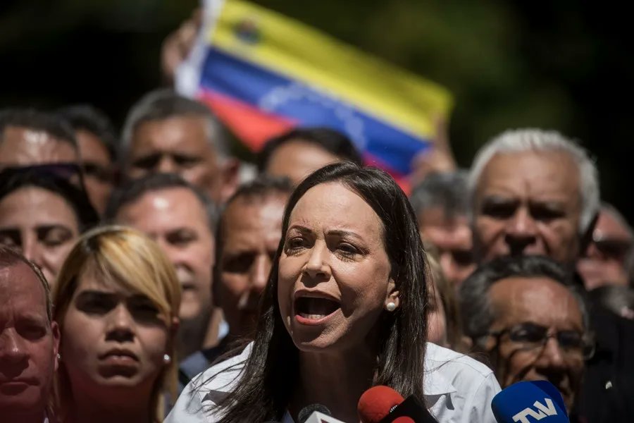 EFEnoticias's tweet card. La líder opositora de Venezuela María Corina Machado dijo que sólo podrá viajar en diciembre a Oslo (Noruega), a recoger el Premio Nobel de la Paz si el presidente de Venezuela, Nicolás Maduro, deja...