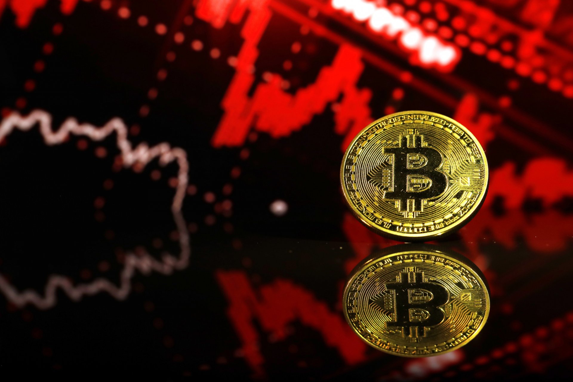 forbesuruguay's tweet card. Un fin de semana con muchas enseñanzas para los tenedores de Bitcoin y usuarios de criptomonedas. De un ATH rozando los U$S 130.000 a un fin de semana de película de terror. Los chats de Telegram se...