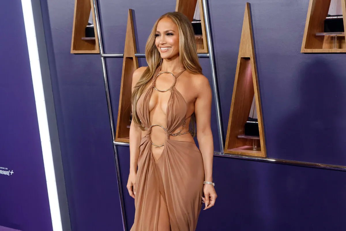 cheatsheet's tweet card. Jennifer Lopez has reportedly been having a great summer since finalizing her divorce. Here's what she's been doing.