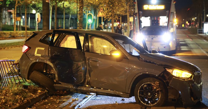 Bestuurder BMW rijdt auto in de prak en vlucht na eenzijdig ongeval