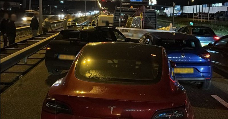 Lange file A2 bij knooppunt Empel na groot ongeluk