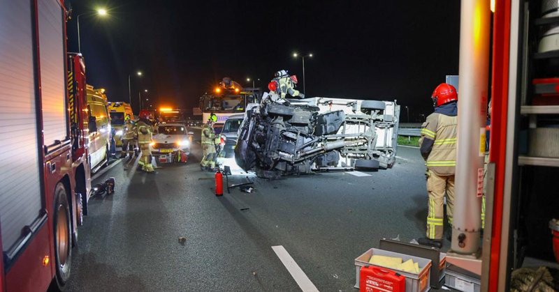 Bestuurder uit gekantelde bakwagen gehaald