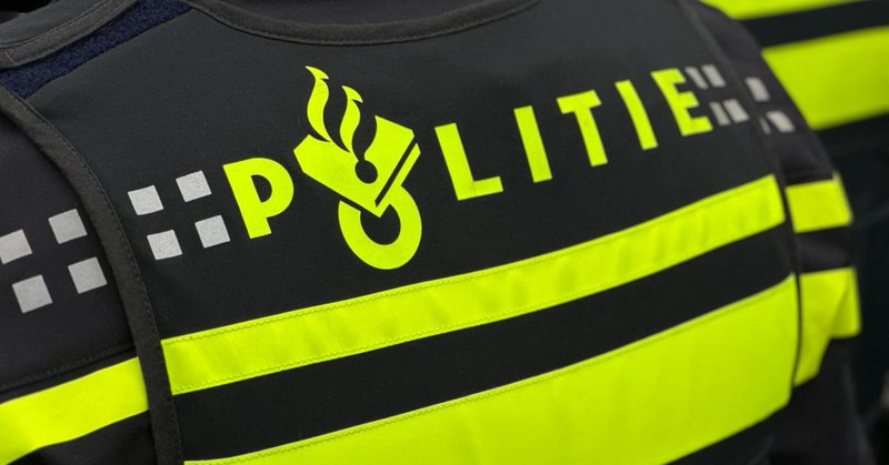 Bestuurder door brandweer uit gekantelde bakwagen gehaald