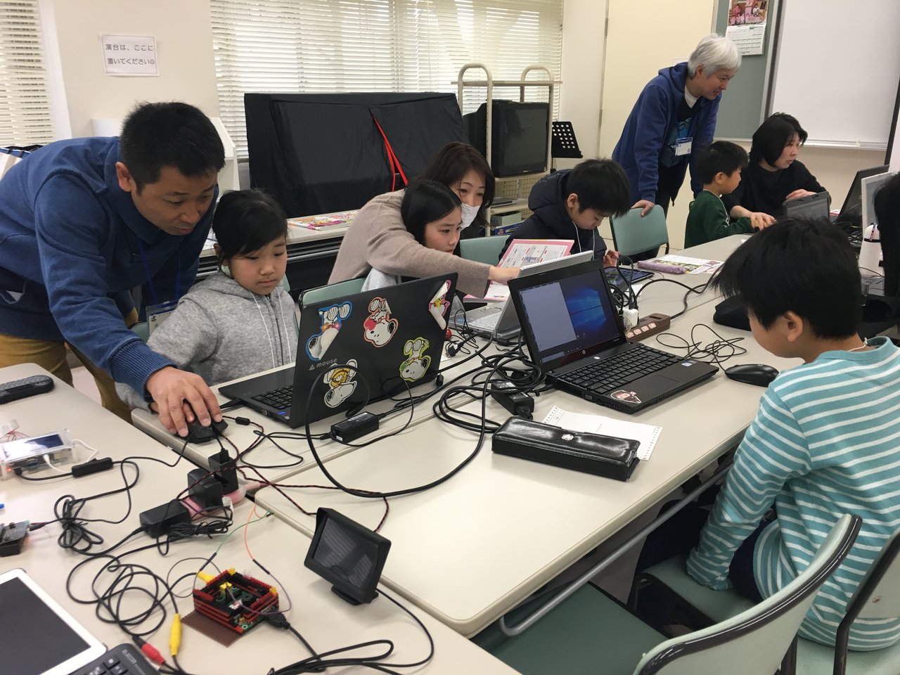 Coderdojo_Kamoi's tweet card. ここでできる事： * Viscuit * Scratch * Scratch Jr. * プログラミングゼミ * micro:bit * ホームページ（HTML,CSS） ※その他、サポートできるものもあるかもしれませんのでご相談ください。 * Hour of Code * Minecraft など 持参するもの: * ノートパソコン、タブレット。 (1組1台でノートパソコンのレンタル可能で...