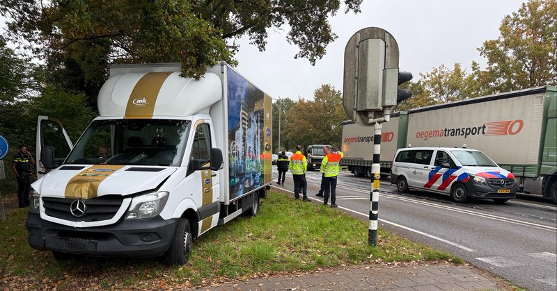 Bakwagen botst op busje op N35 bij Raalte