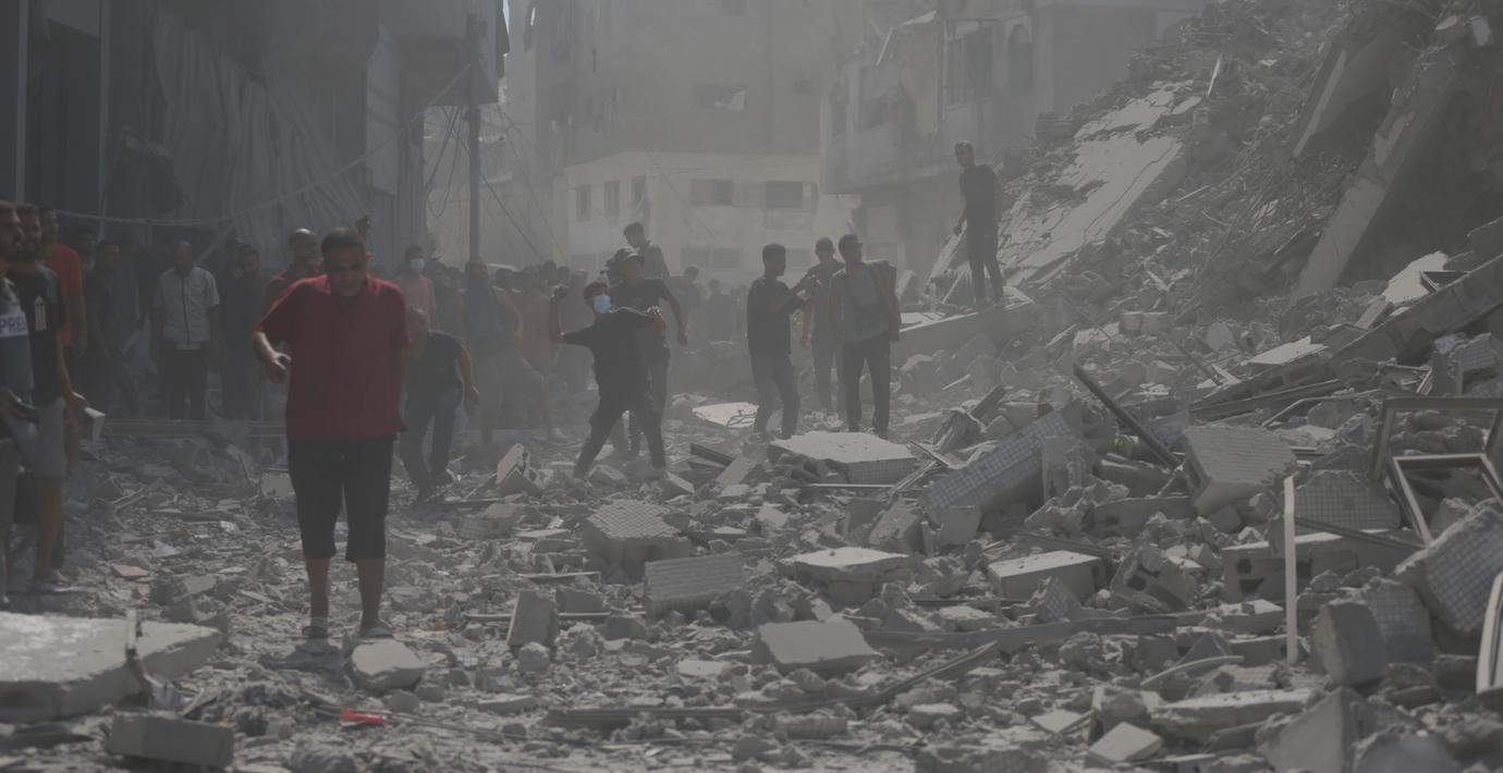 johanssonmorgan's tweet card. Israeliska stridsflyg genomförde under natten en våg av kraftiga flyganfall över Gaza stad. Invånare beskriver bombningarna som ett ”helvete”, enligt BBC.