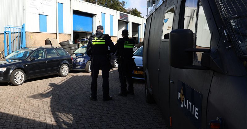 Politieactie bij autogarage met tientallen agenten en rechercheurs