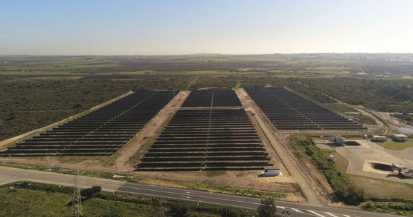 KernelReload's tweet card. La falta de tecnologías que dan firmeza como las nucleares, el ciclo combinado y la hidroeléctrica dejaron a la fotovoltaica liderando al sistema. Una dependencia que colapsó