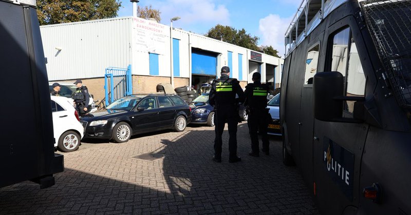 Politieactie bij autogarage, tientallen agenten en rechercheurs op de been