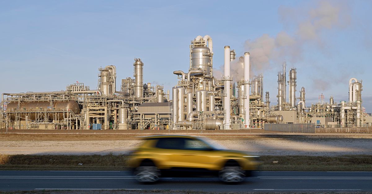 fbermingham's tweet card. Chemische industrie: Al acht chemiebedrijven sloten dit jaar fabrieken in Nederland of onderdelen daarvan. Hoge energieprijzen sinds de oorlog in Oekraïne werken tegen, de concurrentie met China is...