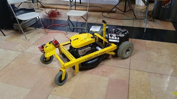 arduino_robot_'s tweet card. Cortadora de césped de código abierto y que se puede dirigir a distancia por control remoto y está construida en torno a una Arduino y Raspberry Pi