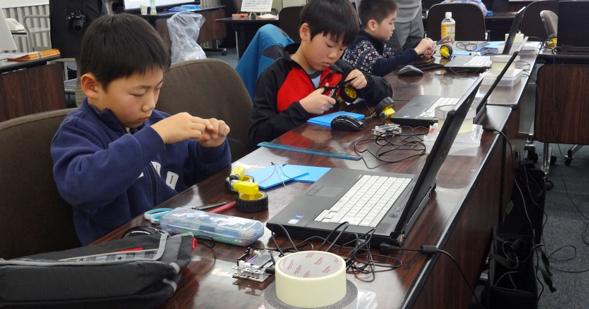programminggggg's tweet card. 埼玉県富士見市は埼玉大学と組み、ものづくりやプログラミングを学ぶ「STEM（ステム）教育」の推進に乗り出した。同大STEM教育研究センターと連携し、2019年度に市内在住・在学の小中学生を対象にした講座を開始する。20年度からの小学校でのプログラミング教育必修化を見据え、先進的な教育環境を整えて子育て世代を呼び込む狙いがある。STEMとは科学・技術・工学・数学の頭文字をつないだ言葉。理系・文系